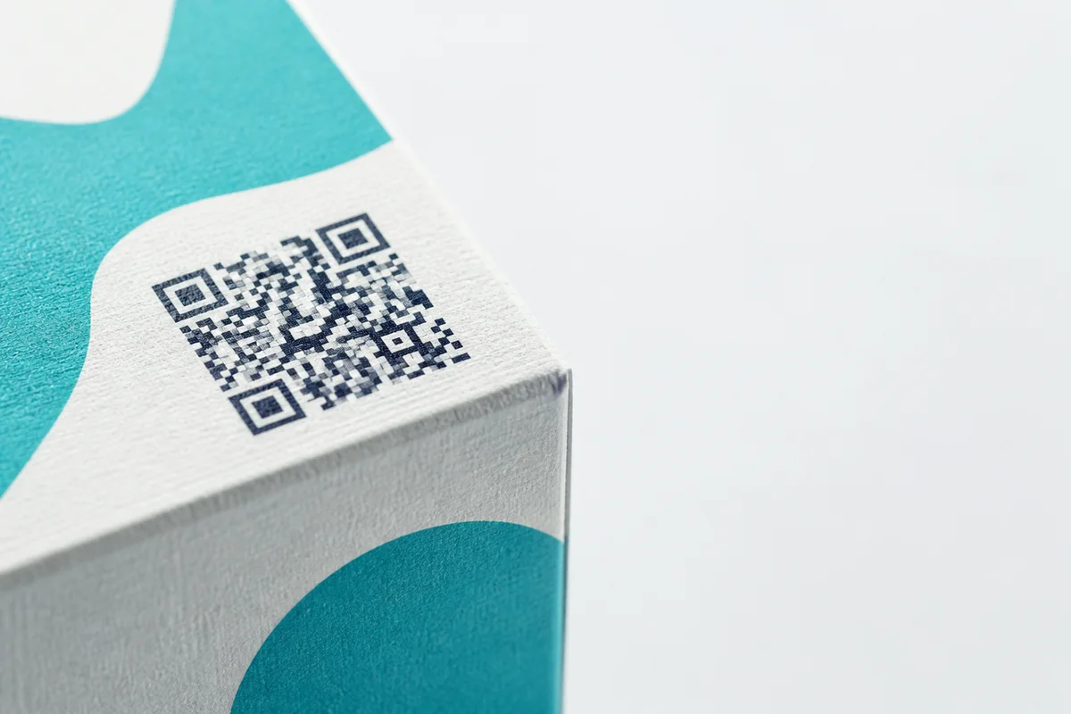 A blank label applied to the corner of a plain kraft cardboard carton.
